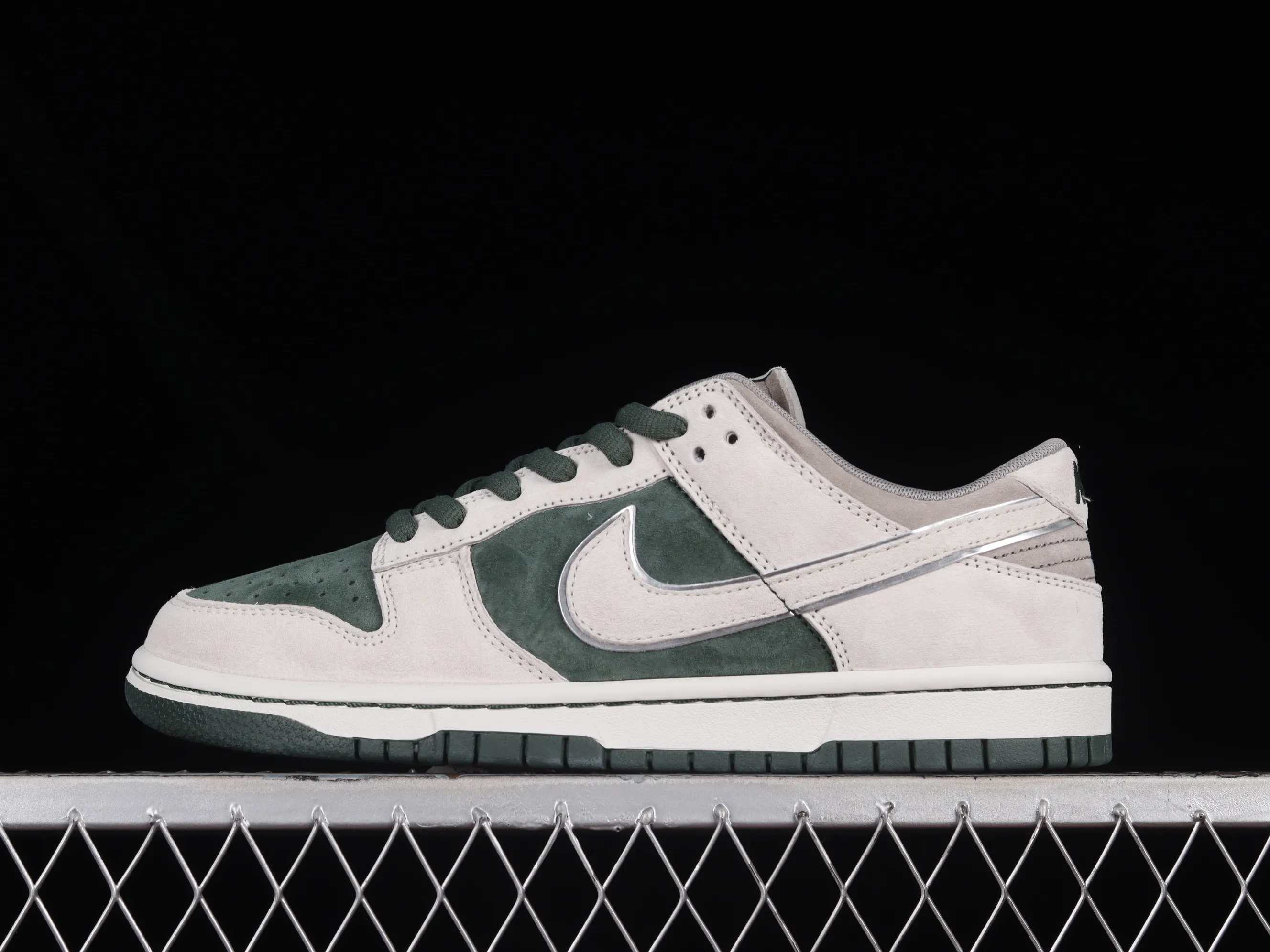 All Categories Nk SB Dunk Series Nk SB Dunk Low Low-top sneakers Otomo Katsuhiro x Nk SB Dunk Low "Steamboy OST" Otomo Katsuhiro co-branded SB low-top sports and leisure sneakers LF0039-035